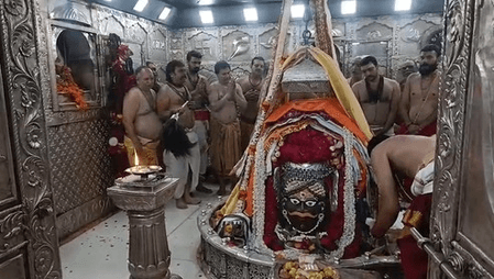 उज्जैन: महाकालेश्वर मंदिर में लगा शिवभक्तों का तांता, शाम को नगर भ्रमण पर निकलेंगे बाबा महाकाल