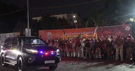 काशी में पीएम मोदी का भव्य स्वागत, 8 नवंबर को देश को 4 वंदे भारत ट्रेनों की देंगे सौगात