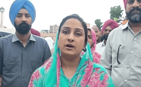 पंजाब: सचखंड श्री हरमंदिर साहिब में हरसिमरत कौर बादल ने टेका मत्था, बाढ़ को लेकर जताई फिक्र