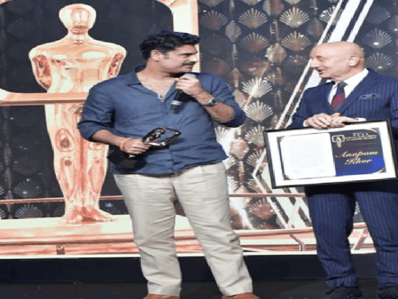 बेटे सिकंदर पर अनुपम खेर और किरण खेर ने लुटाया प्यार, जन्मदिन पर दी दिल खोलकर बधाई