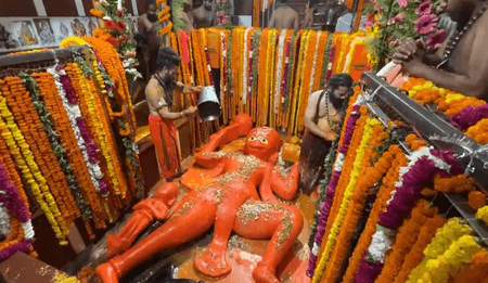 ज्येष्ठ माह का तीसरा 'बड़ा मंगल' : प्रयागराज के बंधवा हनुमान मंदिर में जुटे भक्त, भक्तिभाव से की पूजा