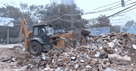 दिल्ली: तुर्कमान गेट इलाके में अवैध निर्माण तोड़ने के बाद मलबे को हटाने की कार्रवाई, भारी पुलिस बल तैनात