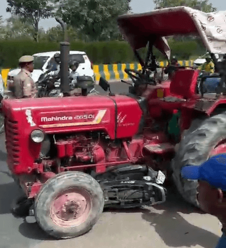 नोएडा में दर्दनाक सड़क हादसा : रेत से भरे ट्रैक्टर ने दो युवकों को कुचला, मौके पर ही मौत