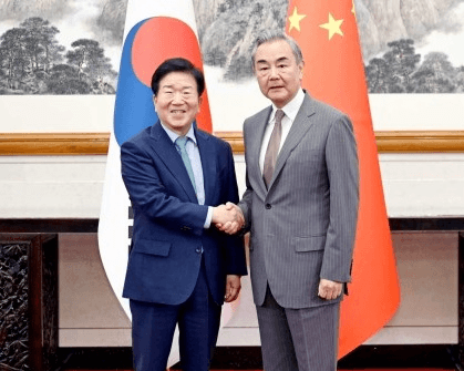 वांग यी ने दक्षिण कोरिया के राष्ट्रपति के विशेष दूत से भेंट की