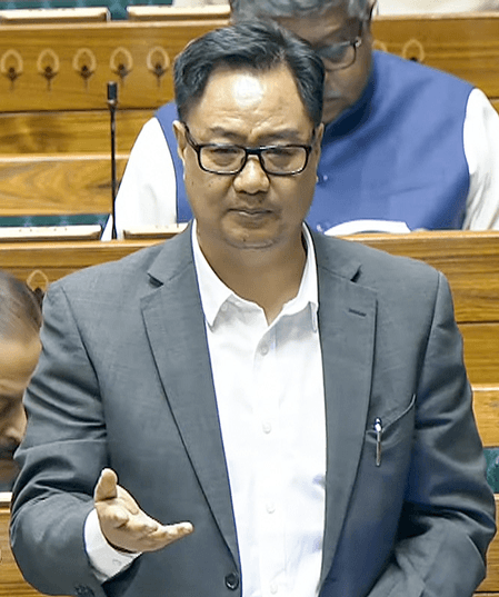 लोकसभा में 'देश बिक गया' के आरोप पर राहुल गांधी को किरेन रिजिजू ने दिया जवाब