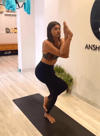 फिट और तनावमुक्त रखता है गरुड़ासन, जानें इसके लाभ