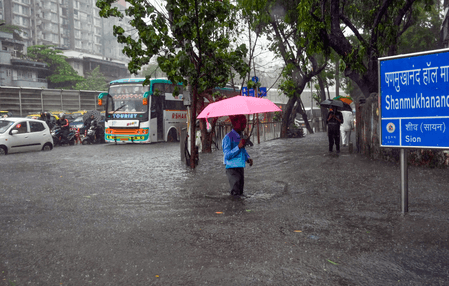 मुंबई में भारी बारिश ने बरपाया कहर, बीएमसी ने दर्ज की 79 घटनाएं; 3 घायल