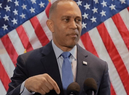 ईरान संघर्ष को लेकर ट्रंप पर बरसे डेमोक्रेट हकीम जेफ्रीज, बोले- अमेरिका को बेवजह युद्ध में धकेल दिया