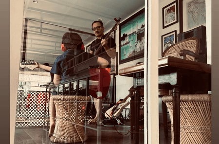 करीना ने घर में लिया संगीत का लुत्फ, सैफ बने गिटारिस्ट तो तैमूर बने 'छोटू रॉकर'