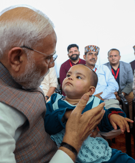 प्रधानमंत्री मोदी का हिमाचल दौरा, त्रासदी में अनाथ हुई 11 महीने की नीतिका से मिले