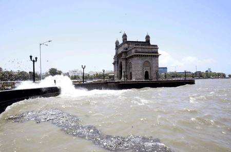 मुंबई में बम की धमकी के बाद पुलिस अलर्ट, तटीय इलाकों में बढ़ाई गई निगरानी