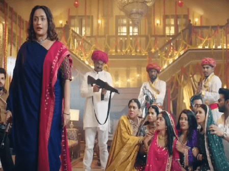 'घेवर' और ठाकुरों से बदला लेने पहुंचीं रानी चटर्जी, सीरियल 'प्रथाओं की ओढ़े चुनरी: बींदणी' में मारी एंट्री