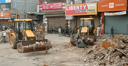 उज्जैन : विरोध कर रहे लोगों को समझाने के बाद अतिमक्रमण के खिलाफ कार्रवाई शुरू