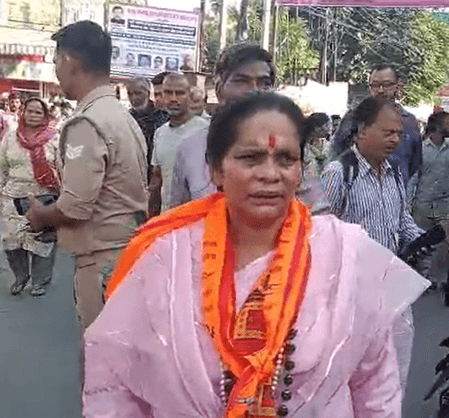 करवा चौथ पर साध्वी प्राची का बड़ा बयान, ‘हिंदू बहनों से ही मेहंदी लगवाएं’