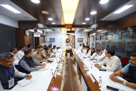 पीएम मोदी ने अहमदाबाद एयरपोर्ट पर शीर्ष अधिकारियों के साथ की समीक्षा बैठक