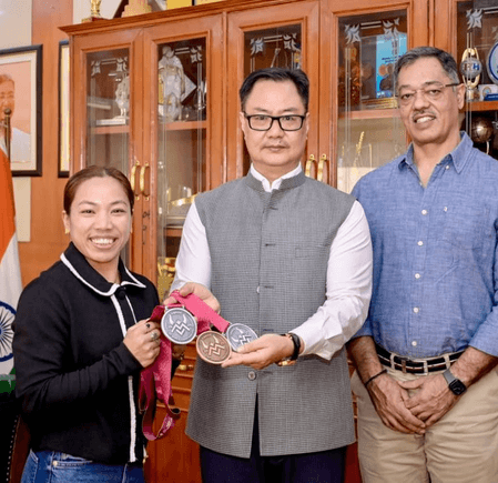 विश्व चैंपियनशिप में रजत पदक विजेता मीराबाई चानू से मिले केंद्रीय मंत्री किरेन रिजिजू, कहा- हर भारतीय को है गर्व