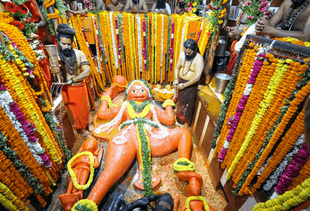 बड़ा मंगल: हनुमान मंदिर में भक्तों की लंबी कतार, 'जय श्रीराम' के नारों से गूंजा परिसर