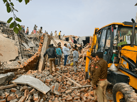 ग्रेटर नोएडा : निर्माणाधीन मकान का लेंटर गिरा, कई लोग मलबे में दबे, बचाव कार्य जारी