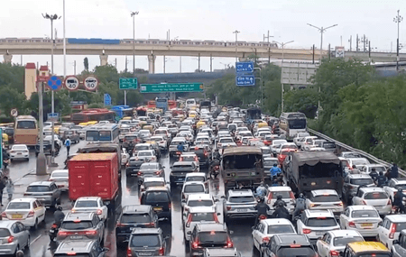 दिल्ली में बारिश बनी मुसीबत : जलभराव और जाम से ऑफिस जाने वाले परेशान