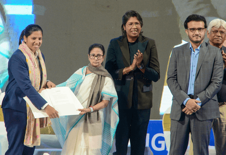 ऋचा घोष: बंगाल सरकार ने बंग भूषण पुरस्कार और डीएसपी पद से नवाजा, कैब ने भेंट किया सोने का बल्ला