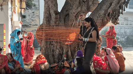 वट सावित्री व्रत पर सुहागिन महिलाओं ने की बरगद के वृक्ष की पूजा, पति की लंबी उम्र की कामना