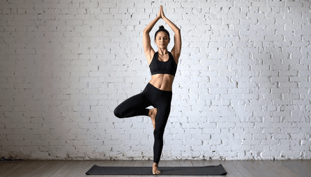 पैरों, घुटनों और रीढ़ को मजबूती देता है वृक्षासन, जानें अभ्यास का सही तरीका