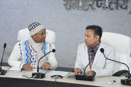 डीएम ने लंबित डीसी और उपयोगिता प्रमाण-पत्र के समायोजन के लिए की बैठक, कई विभागों के अधिकारी रहे शामिल