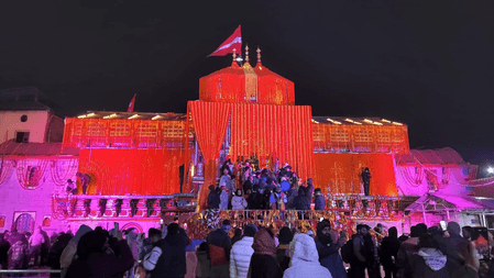 फूलों और रोशनी से जगमग बद्रीनाथ धाम, मंगलवार को बंद होंगे मंदिर के कपाट