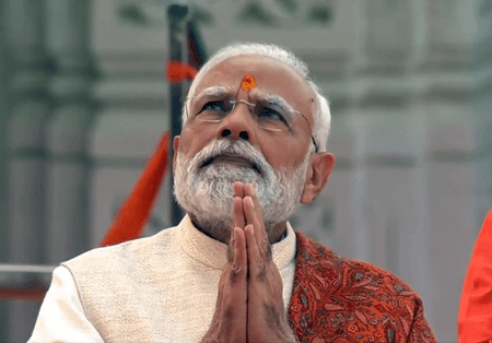 अयोध्या : राममंदिर में प्रधानमंत्री मोदी ने फहराई धर्मध्वजा