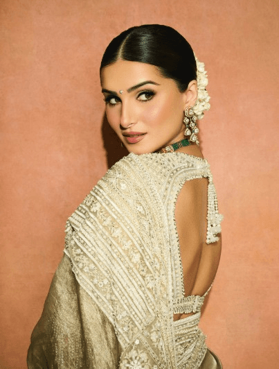 तारा सुतारिया पर छाया उत्सव का खुमार, साड़ी में दिखीं तो वीर पहाड़िया ने पेश किया 'दिल'