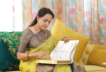 नेशनल रीडिंग डे: लोगों में कम हो रही पढ़ने की आदत, हेमा मालिनी ने जताई चिंता