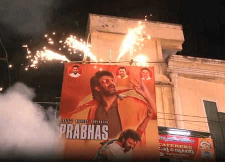 प्रभास की 'द राजा साब' का रिलीज से पहले फैंस ने मनाया जश्न, पोस्टर पर फूल चढ़ाकर पूजा की