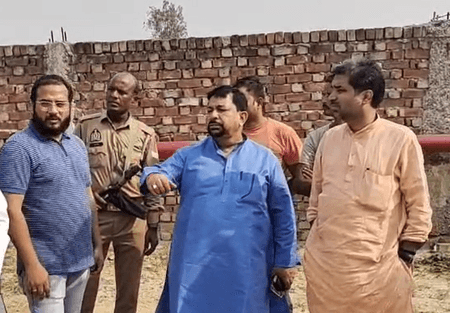 उत्तर प्रदेश: आग लगने के बाद फर्रुखाबाद सांसद मुकेश राजपूत ने बायोडीजल रिफाइनरी में किया निरीक्षण