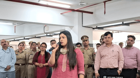 नोएडा: औद्योगिक शांति बनाए रखने को प्रशासन सक्रिय, डीएम ने श्रमिकों से किया सीधा संवाद