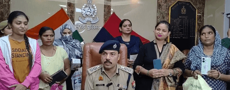दीपावली से पहले मेरठ पुलिस का लोगों को तोहफा, 40 लाख कीमत के 217 मोबाइल सौंपे