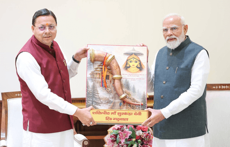 पीएम मोदी से मिले सीएम धामी, मां सुरकंडा देवी की प्रतिकृति की भेंट