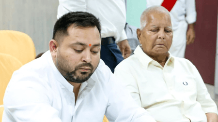 पटना के वेटनरी कॉलेज बूथ पहुंचे लालू यादव और तेजस्वी, डाला वोट