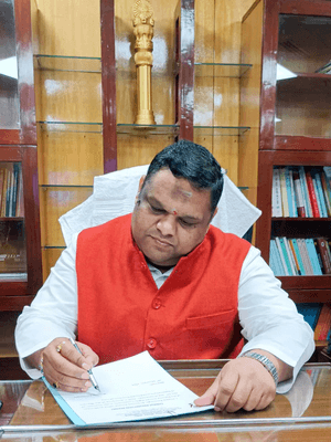 दरोगा भर्ती परीक्षा के प्रश्न पर विवाद: 'अवसरवादी' के विकल्प में 'पंडित' लिखने पर एनएचआरसी सदस्य प्रियांक कानूनगो ने लिया संज्ञान