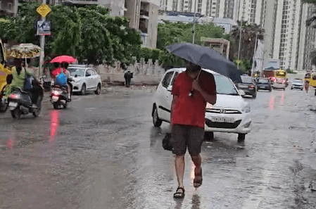 दिल्ली में झमाझम बारिश: इंडिगो ने उड़ानें रोकीं, ऑरेंज अलर्ट जारी