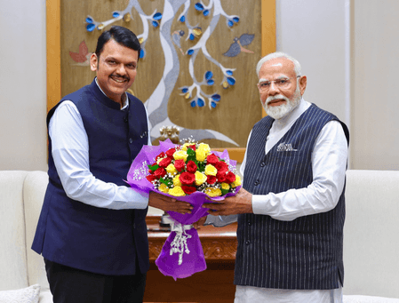 पीएम मोदी ने महाराष्ट्र के मुख्यमंत्री देवेंद्र फडणवीस को जन्मदिन की दी बधाई
