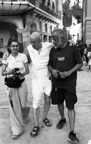 अनुपम खेर ने ‘द बंगाल फाइल्स’ से शेयर किया 'बापू' वाला लुक, विवेक रंजन अग्निहोत्री भी दिखे साथ