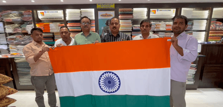 वाराणसी में स्वतंत्रता दिवस पर खादी के तिरंगे की डिमांड में बढ़ोतरी, युवाओं में क्रेज