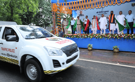 बिहार: सीएम नीतीश ने पुलिस उपाधीक्षक यातायात एवं यातायात थानों के लिए 71 पुलिस वाहनों को हरी झंडी दिखाकर किया रवाना