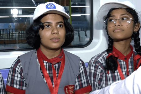 पीएम मोदी ने कोलकाता मेट्रो में किया सफर, छात्रों से की दिल खोलकर बात