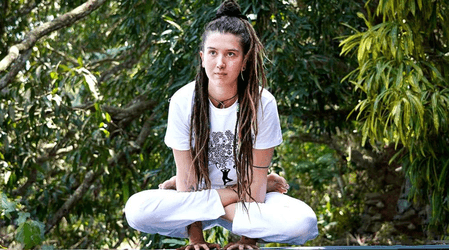 कंधों से लेकर पेट तक, हर मांसपेशी को करें मजबूत, जानें कुक्कुटासन के फायदे