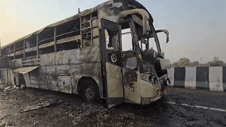 लखनऊ में डबल डेकर बस में लगी आग: पांच यात्रियों की मौत, सीएम योगी ने जताया दुख