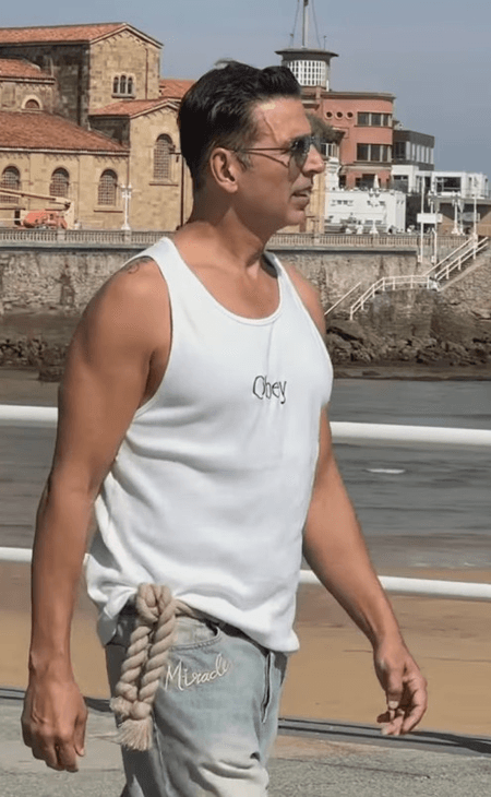 अक्षय कुमार का अनोखा फैशन, जींस पर बेल्ट की जगह रस्सी बांधे आए नजर