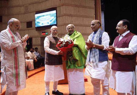 पीएम मोदी ने उपराष्ट्रपति पद के उम्मीदवार सीपी राधाकृष्णन को एनडीए सांसदों से मिलवाया, समर्थन की अपील