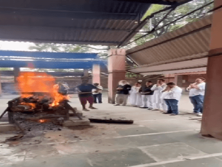 'साराभाई वर्सेस साराभाई' के साथी कलाकारों ने गाना गाकर सतीश शाह को दी अंतिम विदाई, आंखें हुईं नम