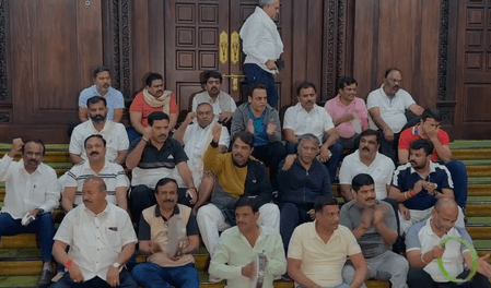 कर्नाटक शराब घोटाला: भाजपा-जेडीएस विधायकों ने विधानसभा में गुजारी रात, भजन-गीत और नारों के साथ सुबह फिर प्रदर्शन